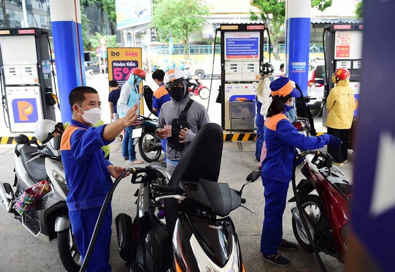 Gasoline prices turn down. Photo: Thanh Tung gia-xang-dau-fb-1211-240-1276-1590-71198.jpg