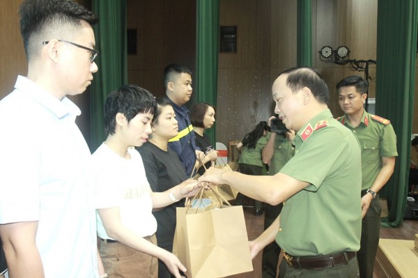 Thứ trưởng Đặng Hồng Đức trao quà cho các đoàn viên công đoàn, người lao động CAND có hoàn cảnh khó khăn. Thứ trưởng Đặng Hồng Đức trao quà cho các đoàn viên công đoàn, người lao động CAND có hoàn cảnh khó khăn.