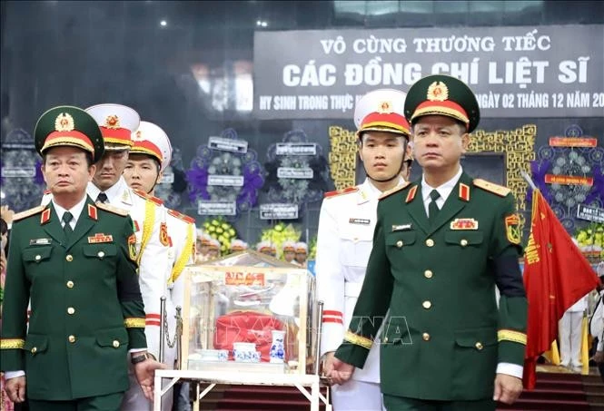 Nghi lễ đưa tang 12 liệt sỹ Quân khu 7 hy sinh khi làm nhiệm vụ.