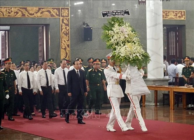Bí thư Thành ủy Nguyễn Văn Nên dẫn đầu Đoàn đại biểu Thành phố Hồ Chí Minh viếng các liệt sỹ.