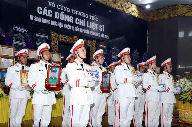 Lễ tang 12 liệt sỹ Quân khu 7 hy sinh khi làm nhiệm vụ.