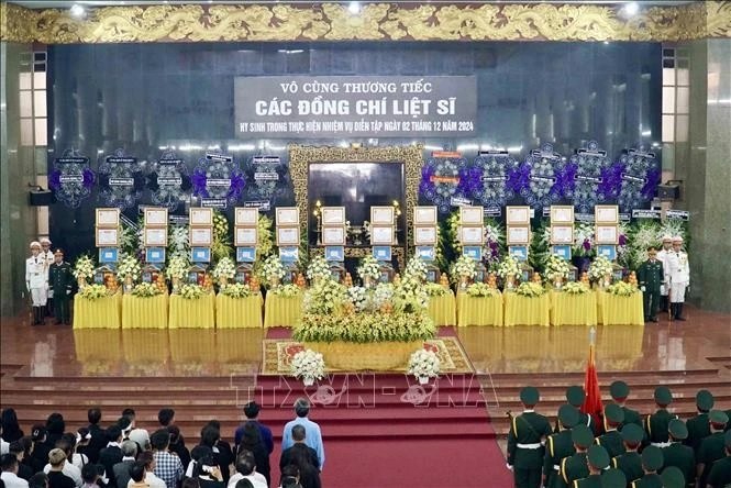 Quang cảnh lễ tang 12 liệt sỹ Quân khu 7 hy sinh khi làm nhiệm vụ.