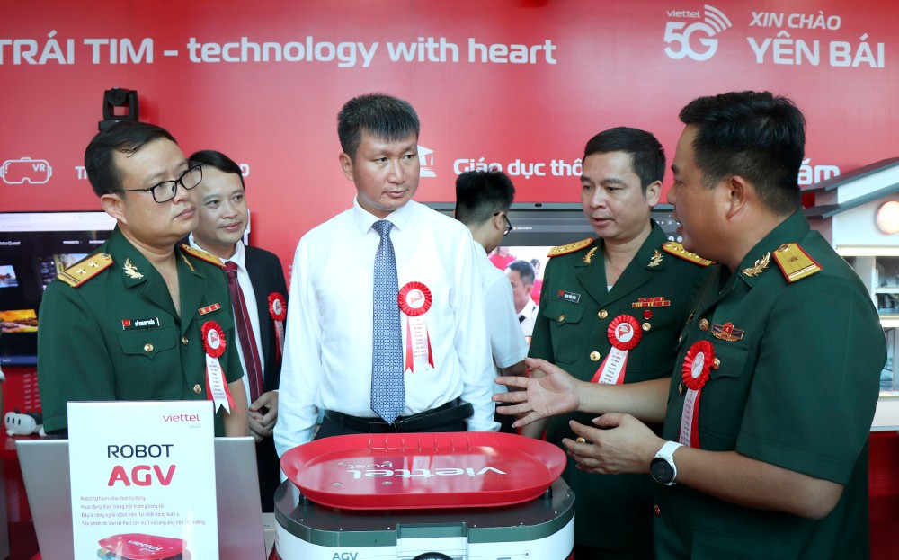 Bí thư Tỉnh ủy Trần Huy Tuấn tham quan gian hàng triển lãm công nghệ của Vietttel. yb1.jpg