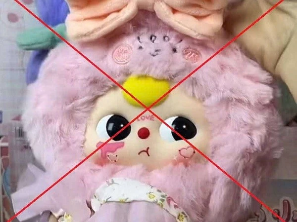 Đồ chơi trẻ em Baby Three có in hình giống “Đường lưỡi bò” (dưới mắt trái) được kinh doanh khá phổ biến trên sàn thương mại điện tử.