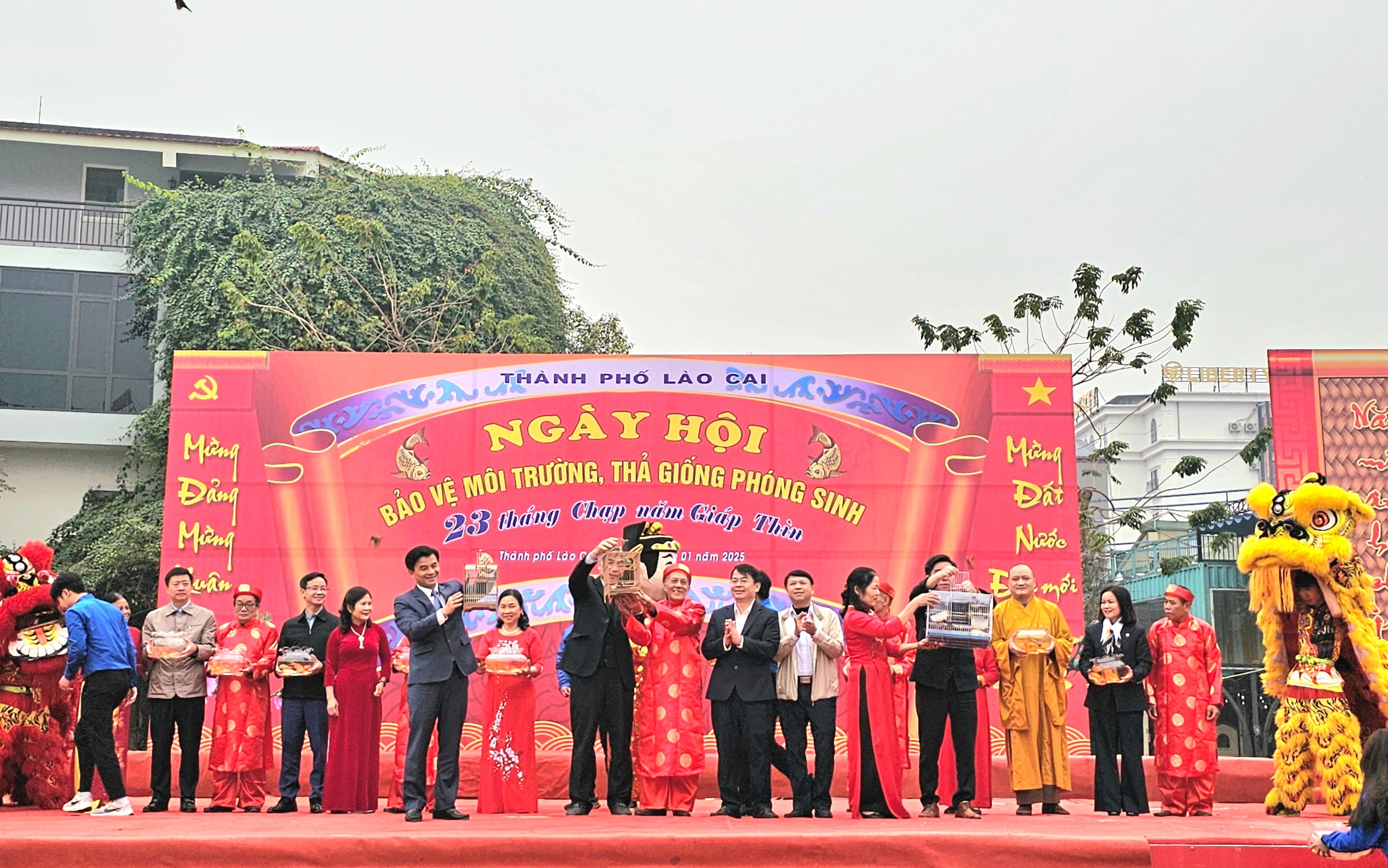 Các đại biểu tham gia phóng sinh. Các đại biểu tham gia phóng sinh.