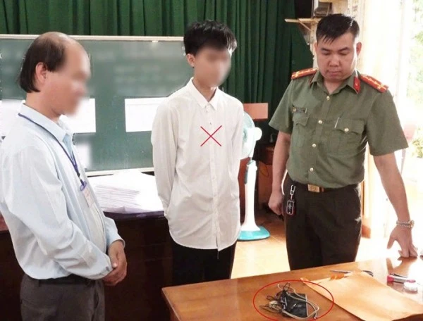Lực lượng chức năng lập biên bản tạm giữ tang vật mà thí sinh S. dùng để gian lận trong thi cử.