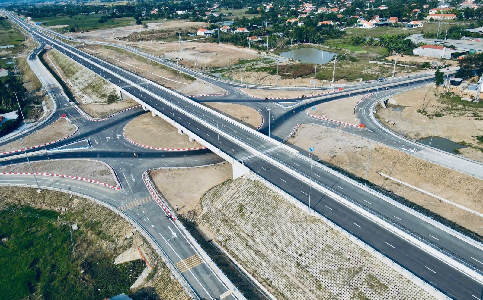 Bộ Xây dựng tập trung hoàn thành 3.000 km đường bộ cao tốc trong năm 2025. Bộ Xây dựng tập trung hoàn thành 3.000 km đường bộ cao tốc trong năm 2025.