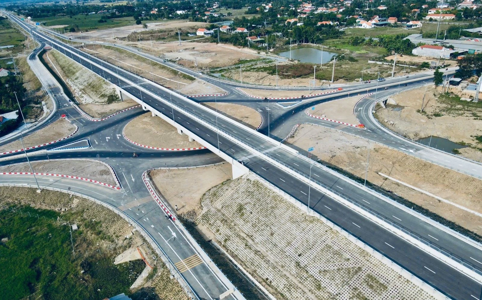 Bộ Xây dựng tập trung hoàn thành 3.000 km đường bộ cao tốc trong năm 2025.