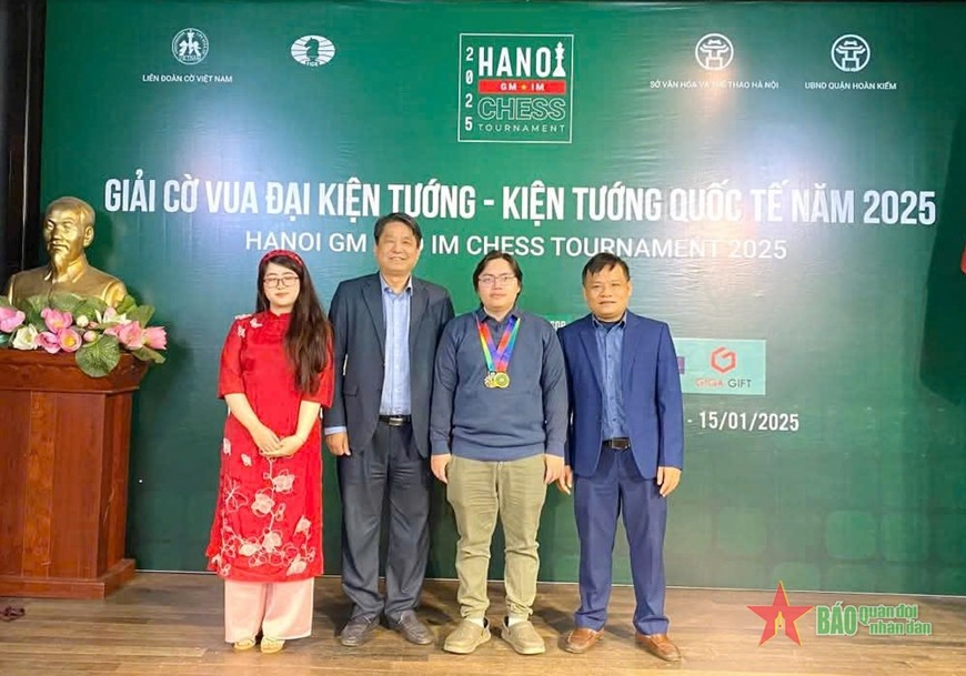 Kỳ thủ Đặng Hoàng Sơn (thứ hai, từ phải qua) trở thành Kiện tướng quốc tế. Kỳ thủ Đặng Hoàng Sơn (thứ hai, từ phải qua) trở thành Kiện tướng quốc tế.