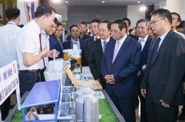 Thủ tướng Phạm Minh Chính tham quan và nghe giới thiệu Mô hình kinh tế tuần hoàn từ chất thải - một sản phẩm của Viện Hàn lâm KHCN Việt Nam nghiên cứu. Ảnh: Nhật Bắc