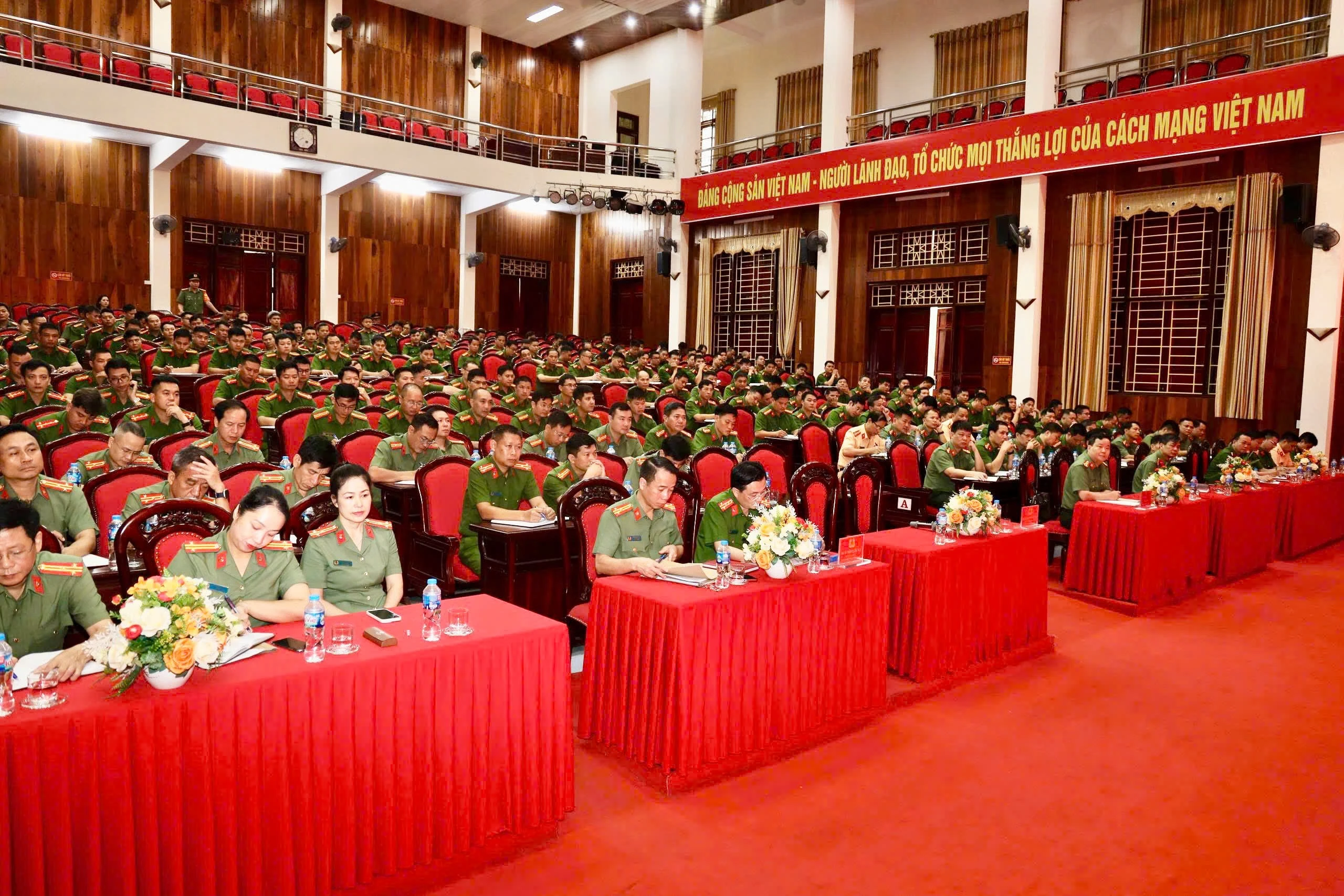 gan-200-chi-huy-cap-xa-cua-2-tinh-lao-cai-yen-bai-tham-gia-lop-tap-huan-2.jpg