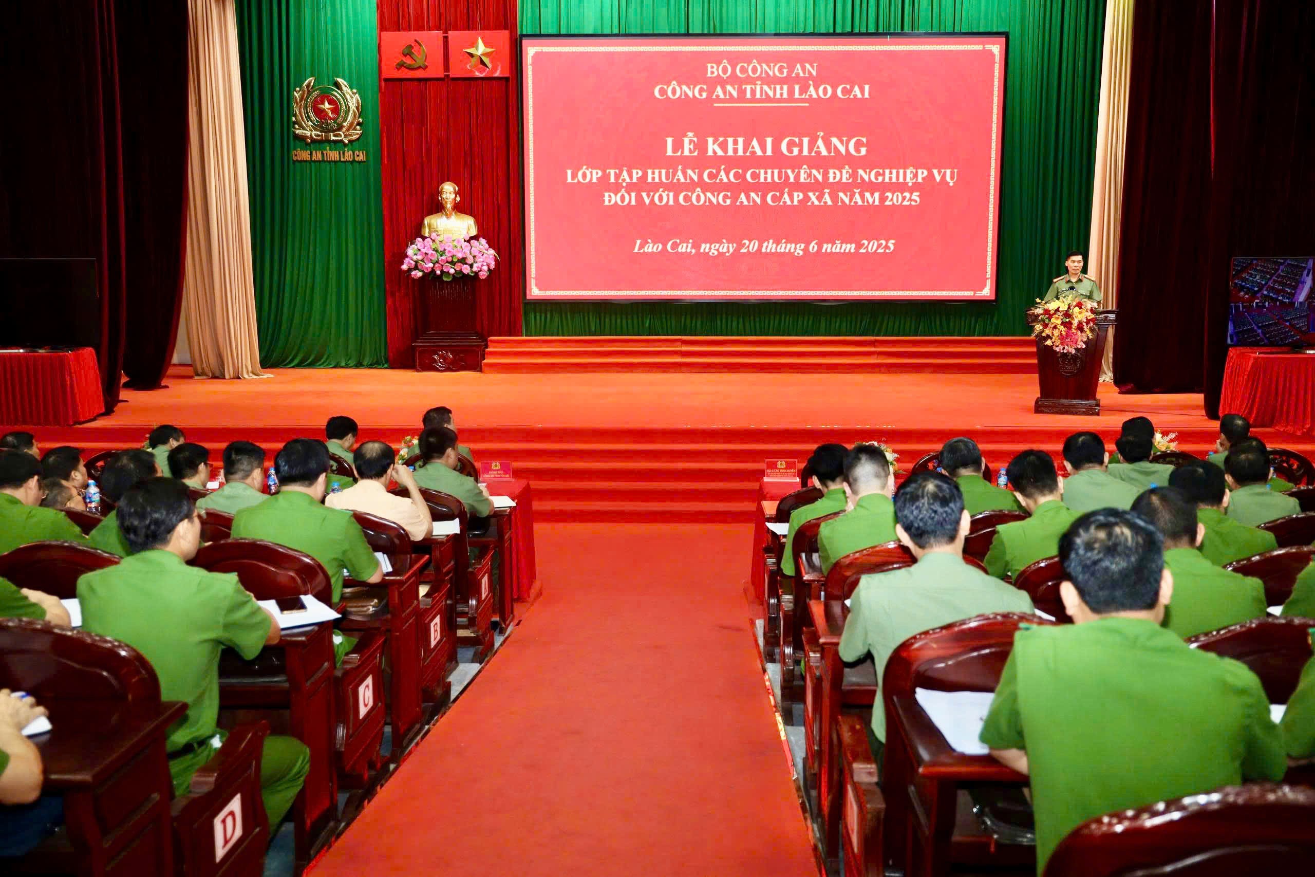 Quang cảnh lớp tập huấn. gan-200-chi-huy-cap-xa-cua-2-tinh-lao-cai-yen-bai-tham-gia-lop-tap-huan-1.jpg