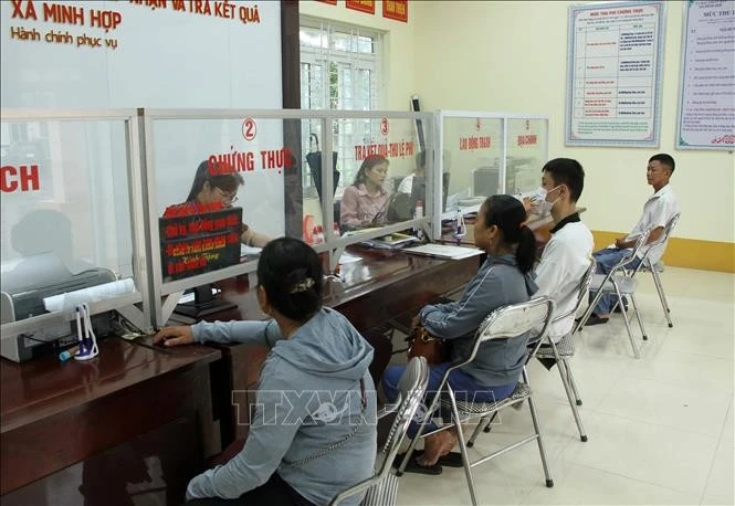 Người dân giải quyết các thủ tục hành chính tại cấp xã. Ảnh: Văn Tý/TTXVN