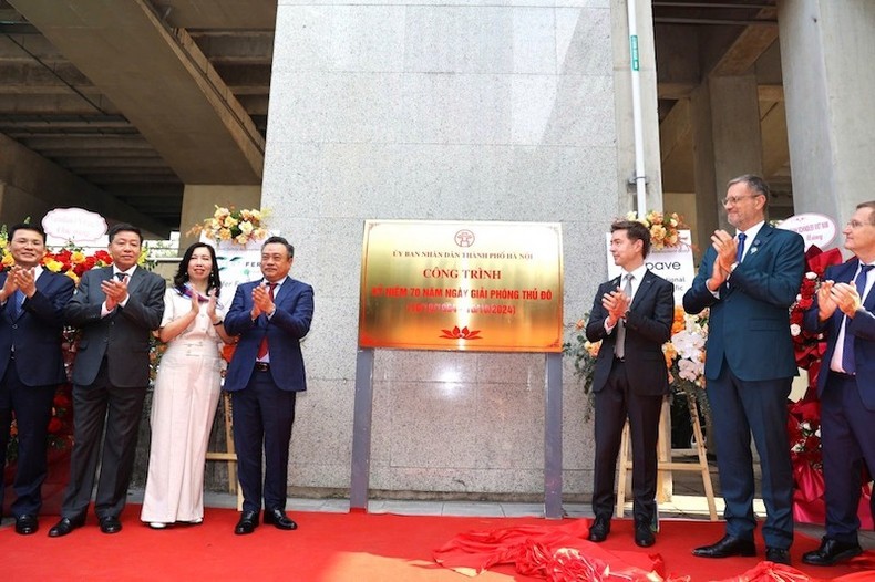 Các đại biểu thực hiện nghi lễ gắn biển công trình kỷ niệm 70 năm Ngày Giải phóng Thủ đô. Các đại biểu thực hiện nghi lễ gắn biển công trình kỷ niệm 70 năm Ngày Giải phóng Thủ đô.