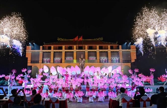 Tiết mục "Tiếng hát từ Thành phố mang tên Người" do Phạm Trang và Duyên Huyền thể hiện. Tiết mục "Tiếng hát từ Thành phố mang tên Người" do Phạm Trang và Duyên Huyền thể hiện.