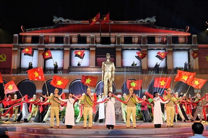Liên khúc "Mười chín tháng Tám" và "Khúc khải hoàn" do Nhóm 135 và Nhóm Mắt Ngọc thể hiện. Liên khúc "Mười chín tháng Tám" và "Khúc khải hoàn" do Nhóm 135 và Nhóm Mắt Ngọc thể hiện.
