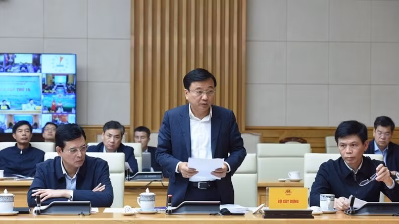 Đại diện lãnh đạo Bộ Xây dựng báo cáo tại Phiên họp. (Ảnh: TRẦN HẢI)