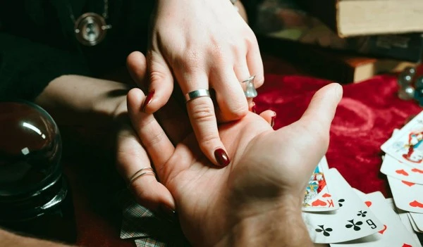 Người dân cần cẩn trọng với các dịch vụ bói toán. Ảnh minh họa