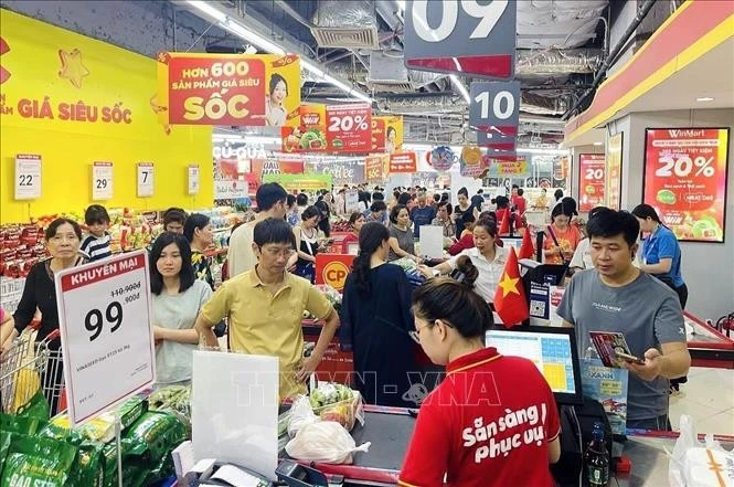 Người dân mua sắm hàng hóa tại siêu thị Winmart. Ảnh: Trần Việt/TTXVN