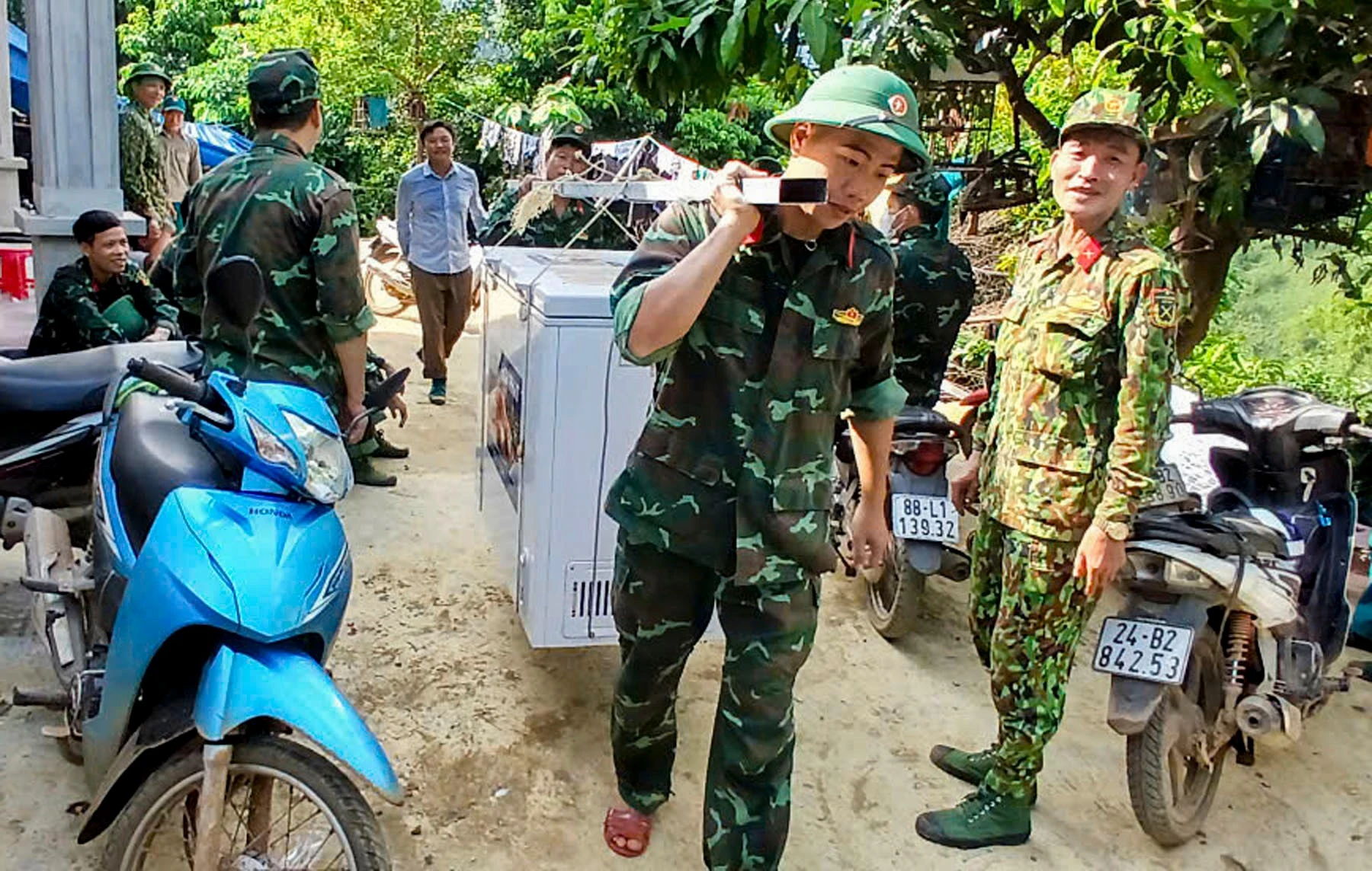 Di chuyển người và tài sản đến nơi an toàn.jpg