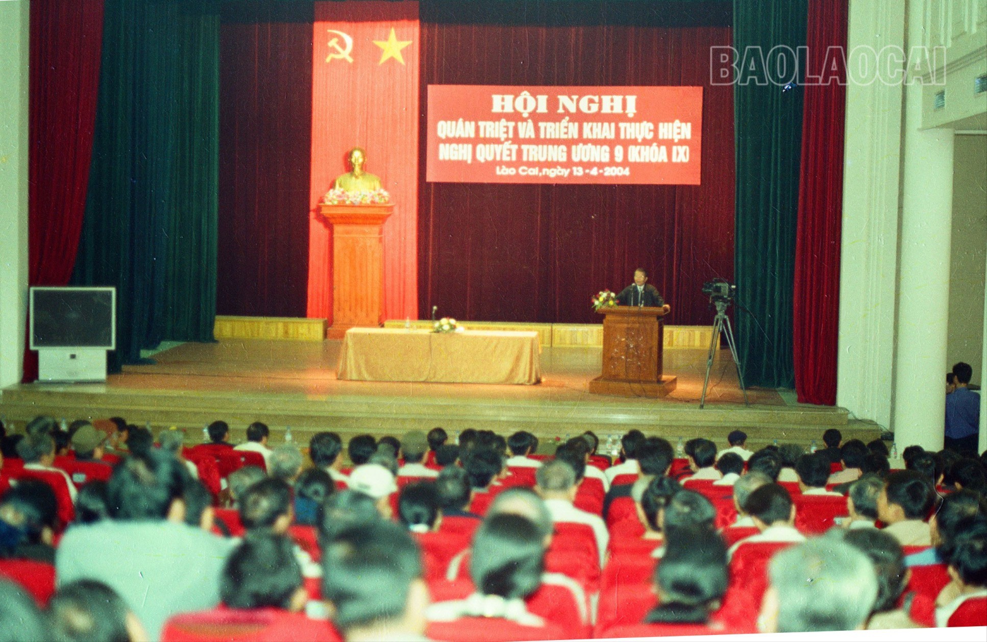 Chủ tịch nước Trần Đức Lương phát biểu với cán bộ chủ chốt tỉnh Lào Cai tại Hội nghị quán triệt và triển khai thực hiện Nghị quyết Trung ương 9 khóa X, ngày 13/4/2004 trong dịp đồng chí lên thăm, làm việc với tỉnh Lào Cai. quang-c-nh-4393.jpg