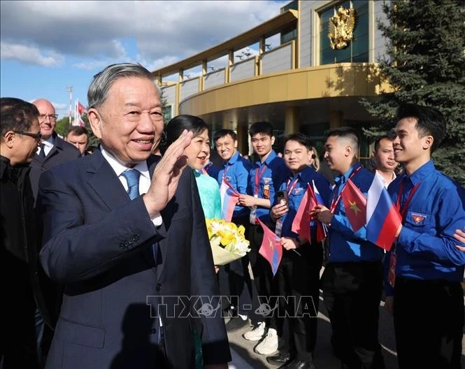 Đại diện cộng đồng, lưu học sinh Việt Nam tại Liên bang Nga đón Tổng Bí thư Tô Lâm và Phu nhân tại sân bay Vnukovo 2, thủ đô Moskva. Ảnh: Thống Nhất/TTXVN