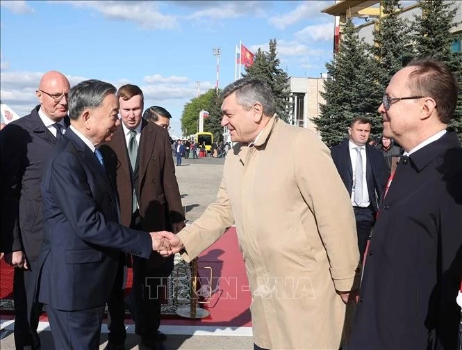 Các quan chức Liên bang Nga đón Tổng Bí thư Tô Lâm và Phu nhân tại sân bay Vnukovo 2, thủ đô Moskva. Ảnh: Thống Nhất/TTXVN