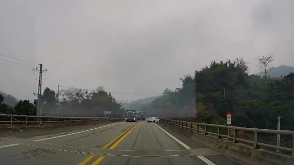 Xe ô tô quay đầu trên cao tốc được người dân ghi lại.