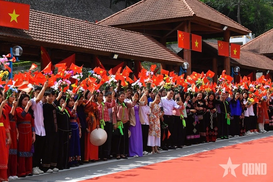 Người dân vẫy cờ tại Lễ tiễn đoàn đại biểu Trung Quốc.
