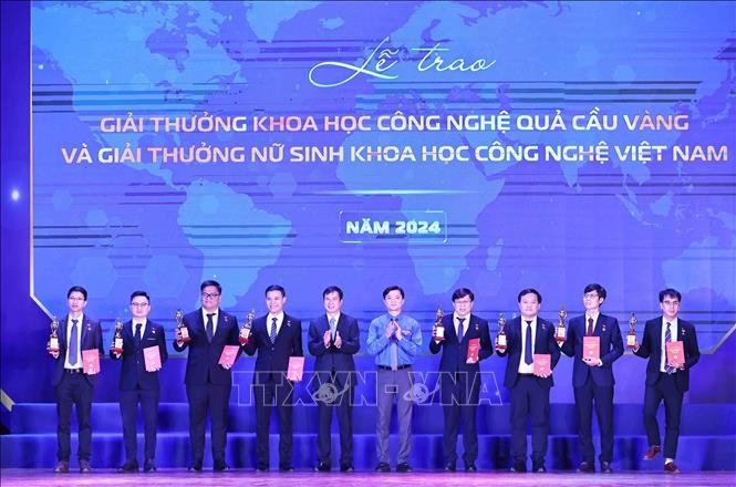 Bí thư Trung ương Đoàn Nguyễn Minh Triết trao Giải thưởng Khoa học công nghệ Quả Cầu Vàng cho các tài năng trẻ. Ảnh: Minh Đức/TTXVN Bí thư Trung ương Đoàn Nguyễn Minh Triết trao Giải thưởng Khoa học công nghệ Quả Cầu Vàng cho các tài năng trẻ. Ảnh: Minh Đức/TTXVN