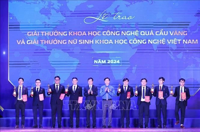 Bí thư Trung ương Đoàn Nguyễn Minh Triết trao Giải thưởng Khoa học công nghệ Quả Cầu Vàng cho các tài năng trẻ. Ảnh: Minh Đức/TTXVN