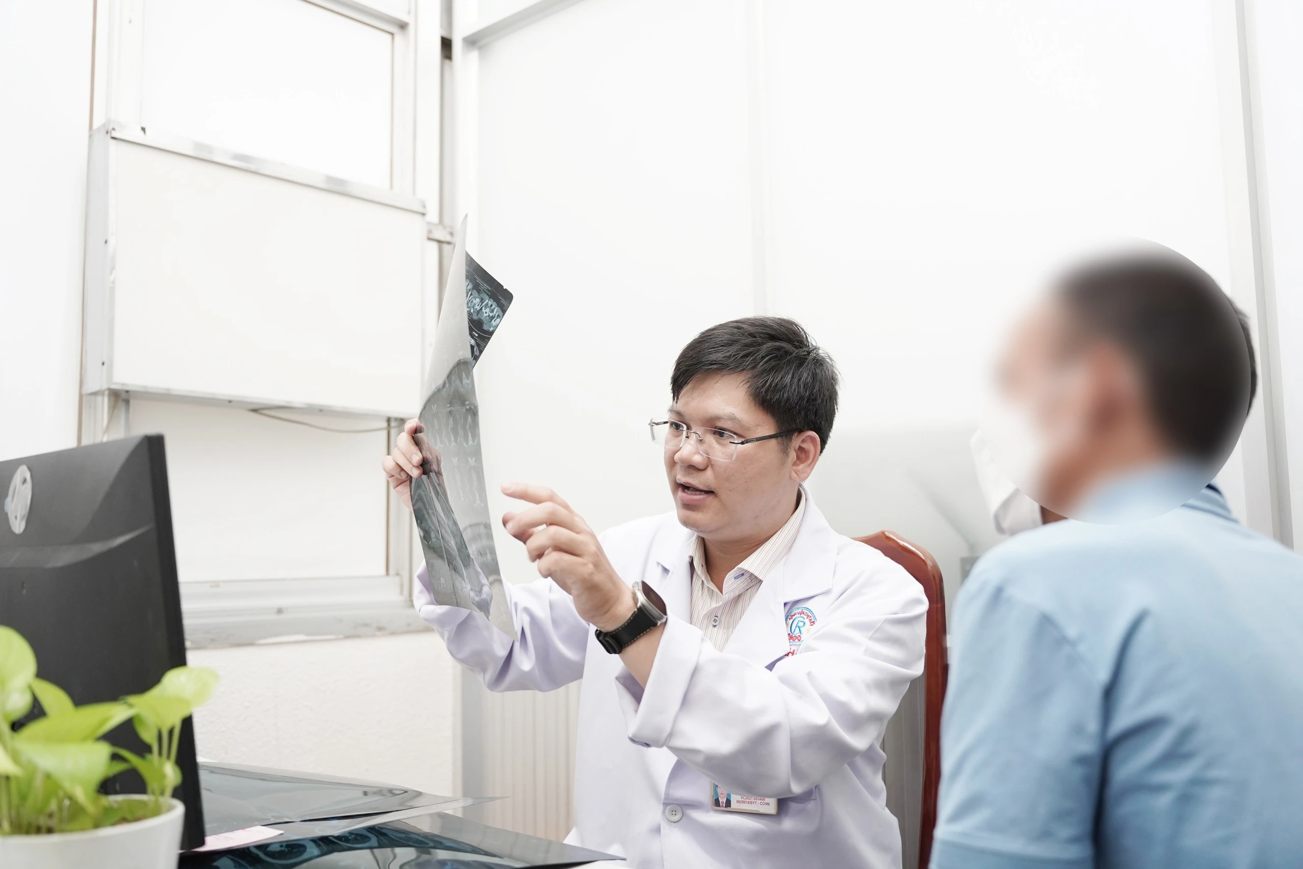 Khám bệnh, tư vấn điều trị cho người dân tại Bệnh viện Chợ Rẫy Ảnh:BVCC