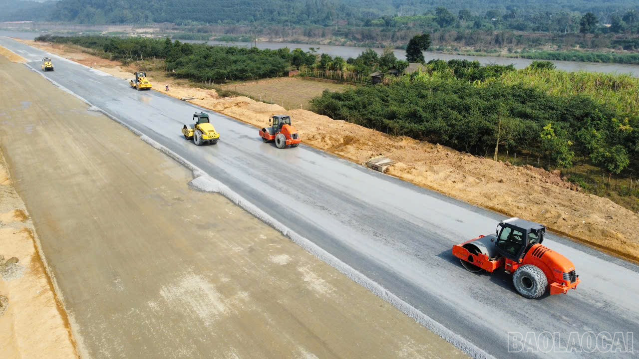 Thi công tuyến đường Kim Thành - Ngòi Phát. Ảnh: Mạnh Dũng baolaocai-br_z6186955002147-b432925fde64ca48fc8319c9508dffbd.jpg