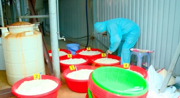 Lực lượng chức năng kiểm tra số ma túy ketamin thu giữ.