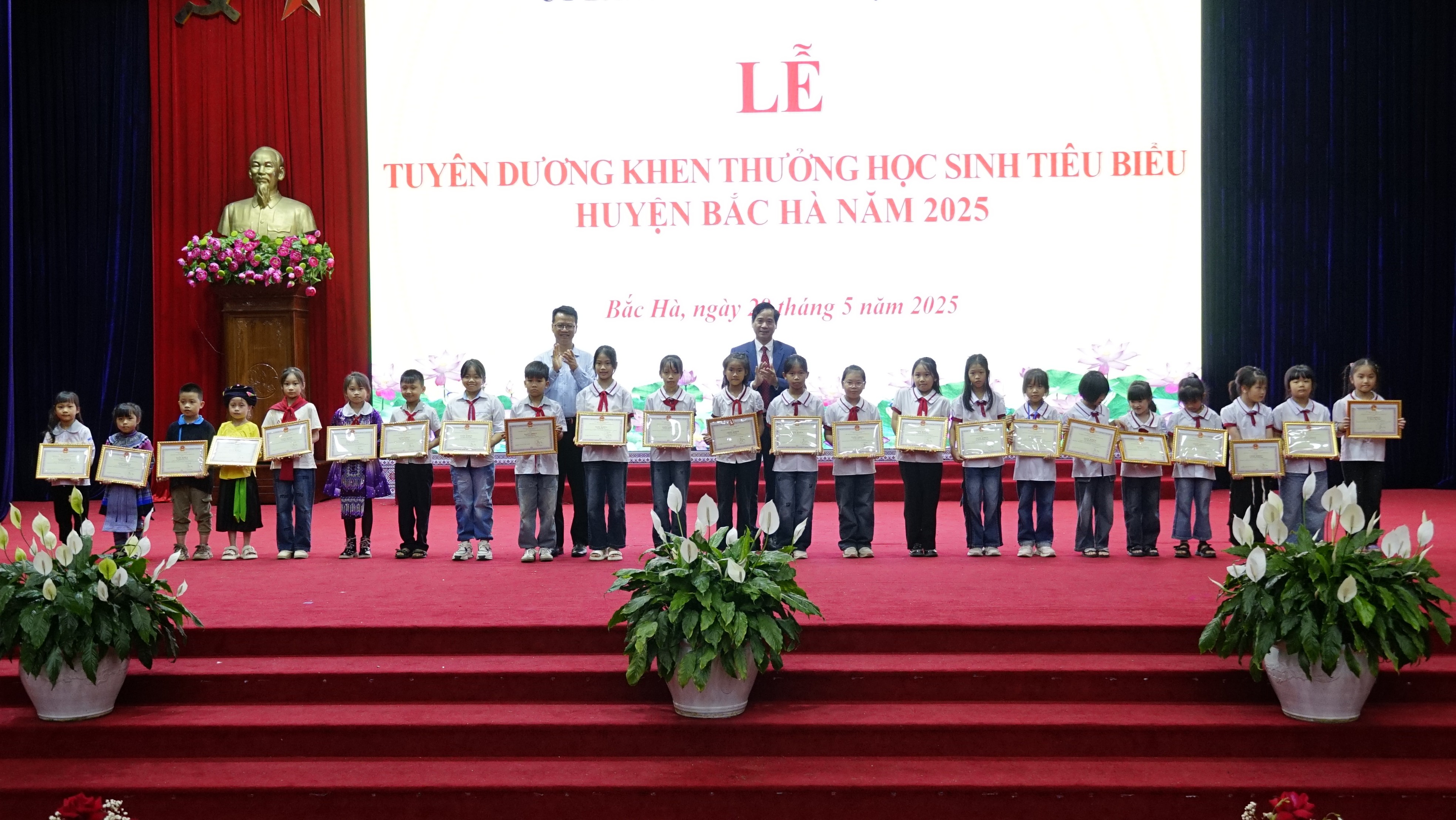 Trao thưởng cho các học sinh đạt thành tích xuất sắc trong năm học 2024 - 2025. dsc99211.jpg