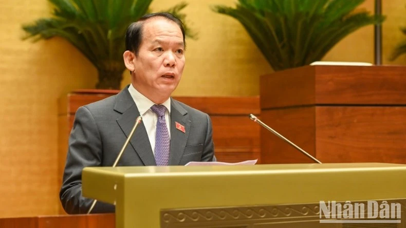 Chủ nhiệm Ủy ban Pháp luật và Tư pháp Hoàng Thanh Tùng trình bày Báo cáo thẩm tra. (Ảnh: BÙI GIANG)