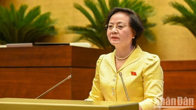 Bộ trưởng Nội vụ Phạm Thị Thanh Trà trình bày Tờ trình dự án Luật Cán bộ, công chức (sửa đổi). (Ảnh: BÙI GIANG)