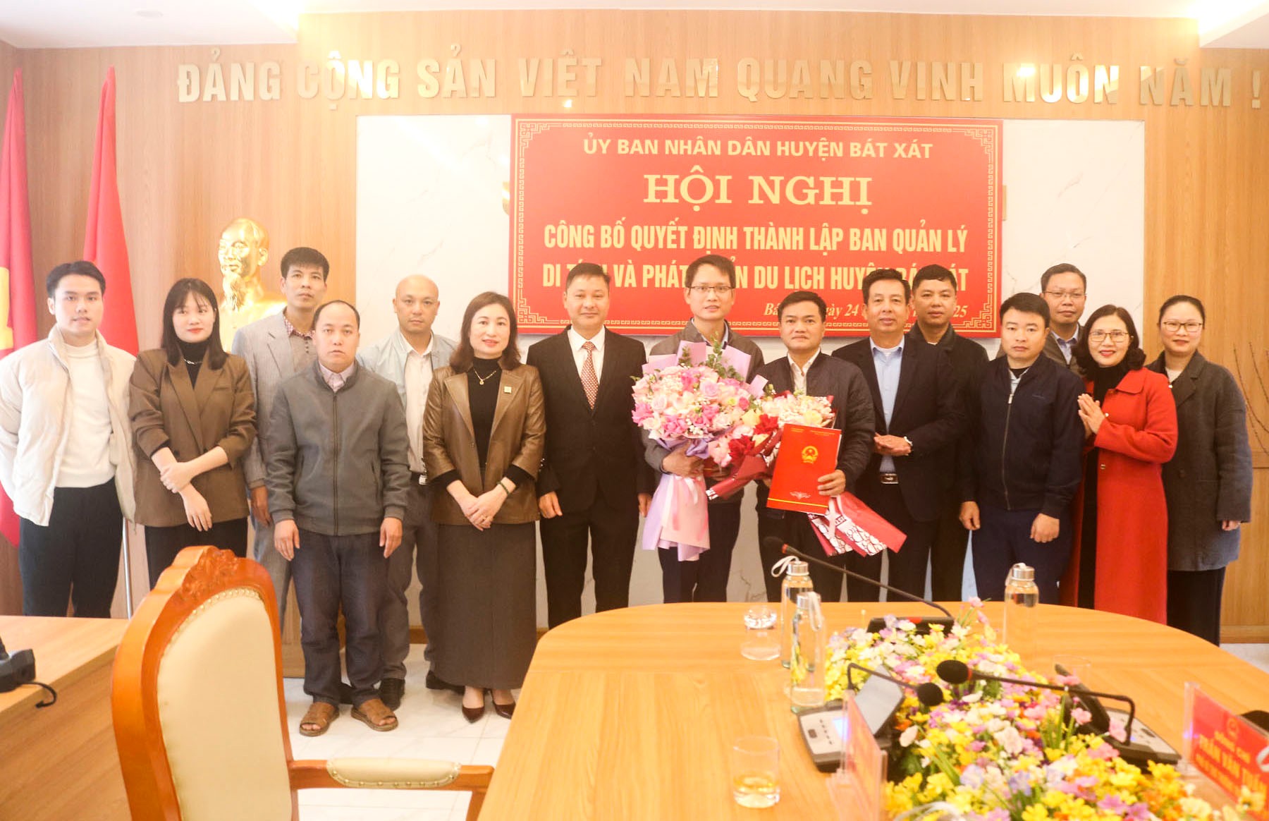 Thành viên Ban Quản lý và Phát triển du lịch huyện Bát Xát ra mắt. thanh-vien-ban-quan-ly-ra-mat-hoi-nghi.jpg