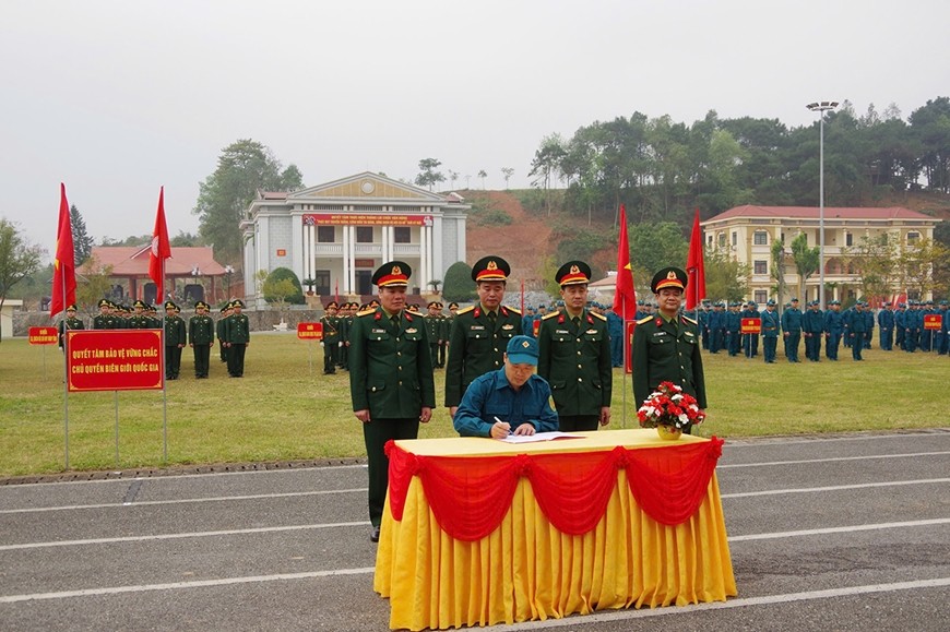Ký kết giao ước thi đua tại Lễ ra quân huấn luyện năm 2025 của lực lượng vũ trang tỉnh Lào Cai. lc5.jpg
