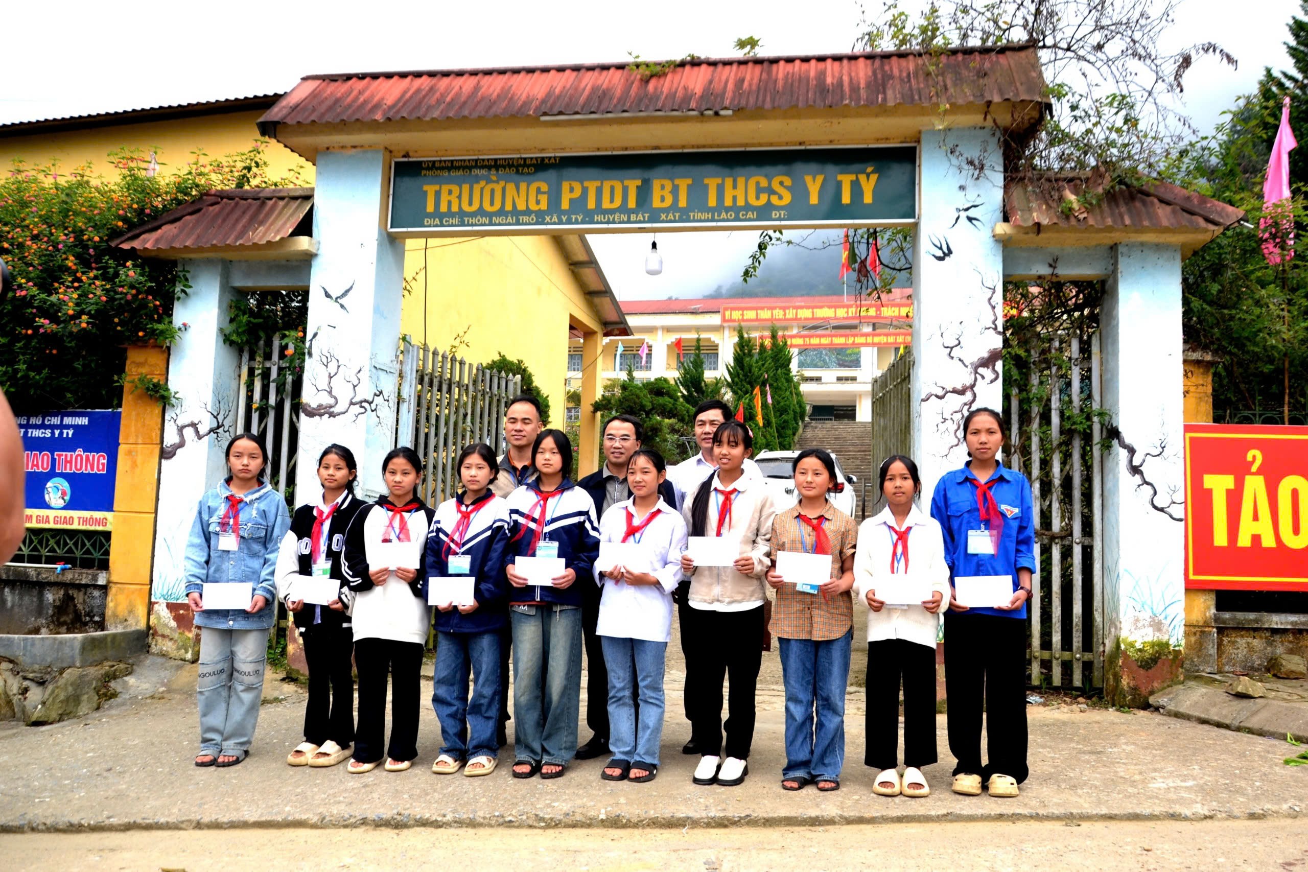 Trao quà cho học sinh tại xã Y Tý (Bát Xát). tang-qua-y-ty-5707.jpg