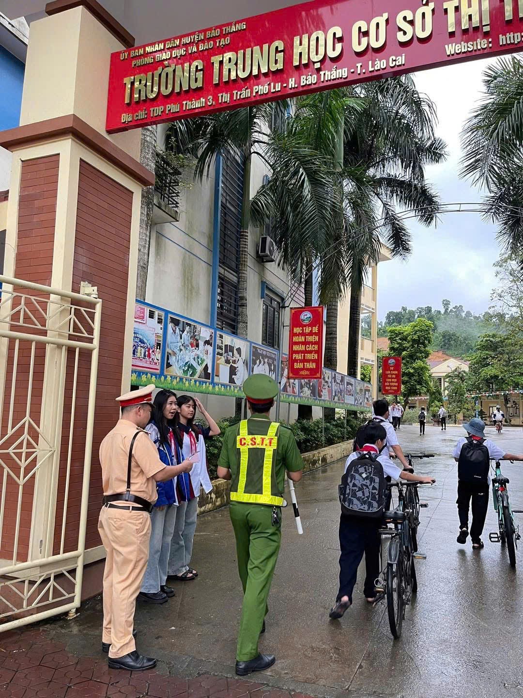 Ensure traffic safety at exam sites. anh-2-dam-bao-atgt-tai-cac-diem-thi-3.jpg