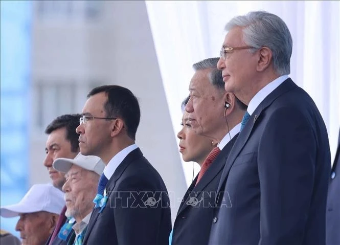 Tổng Bí thư Tô Lâm và Tổng thống Kazakhstan Kassym-Jomart Tokayev tham dự buổi lễ. Ảnh: TTXVN
