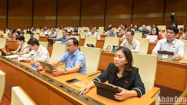 Các đại biểu Quốc hội bấm nút thông qua việc điều chỉnh Chương trình Kỳ họp thứ 9, Quốc hội khóa XV. (Ảnh: BÙI GIANG)