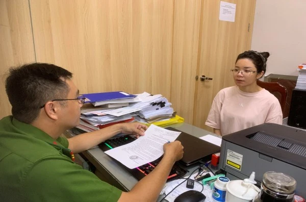 Đối tượng Nga khai nhận vụ việc với cán bộ điều tra.
