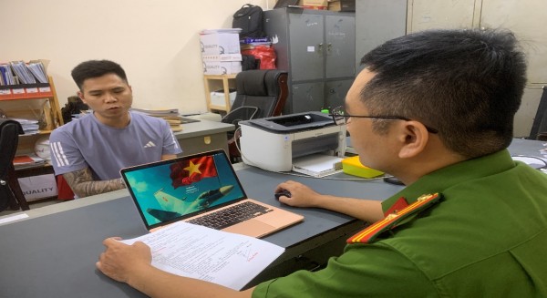 Công an làm việc với đối tượng Hùng. Công an làm việc với đối tượng Hùng.