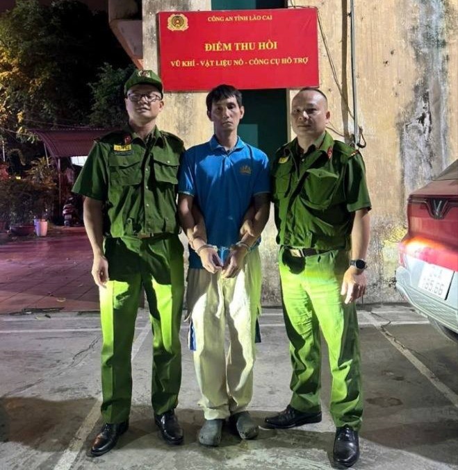 Đối tượng Dương Đức Tuấn bị lực lượng Cảnh sát 113 Lào Cai bắt giữ khi đang lẩn trốn trên địa bàn phường Lào Cai. doi-tuong-duong-duc-tuan-bi-luc-luong-canh-sat-113-lao-cai-bat-giu-khi-dang-lan-tron-tren-dia-ban-phuong-lao-cai-8493.jpg