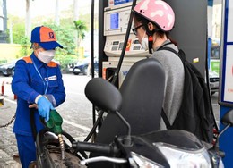 Giá xăng được điều chỉnh giảm. Ảnh: Nguyễn Huế Giá xăng được điều chỉnh giảm. Ảnh: Nguyễn Huế