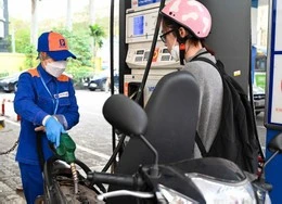 Giá xăng được điều chỉnh giảm. Ảnh: Nguyễn Huế