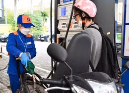 Giá xăng được điều chỉnh giảm. Ảnh: Nguyễn Huế