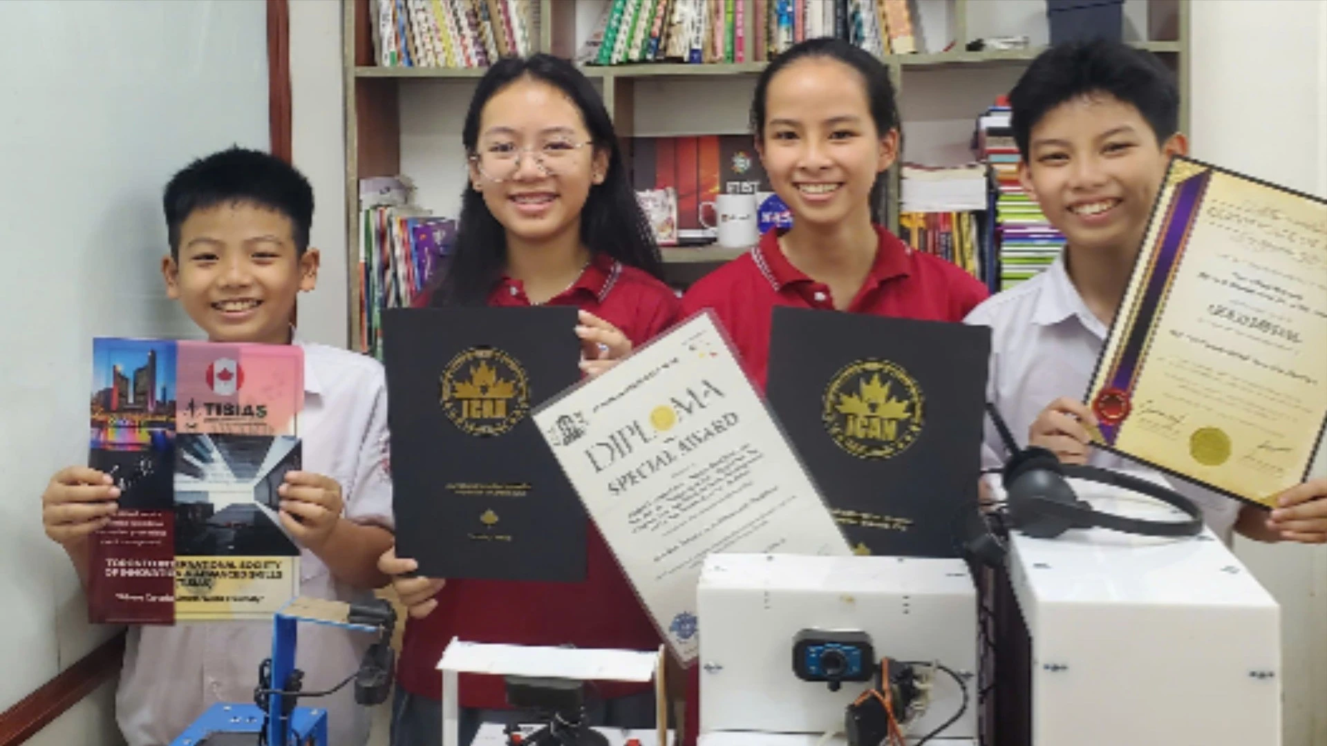 Nhóm học sinh và các giải thưởng.